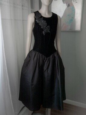 Gunne Sax by Jessica McClintock 80s goth vintage black velvet Dress
